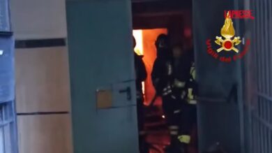 Incendio a Napoli, danneggiata la cupola del Teatro Sannazaro: l'intervento dei vigili del fuoco