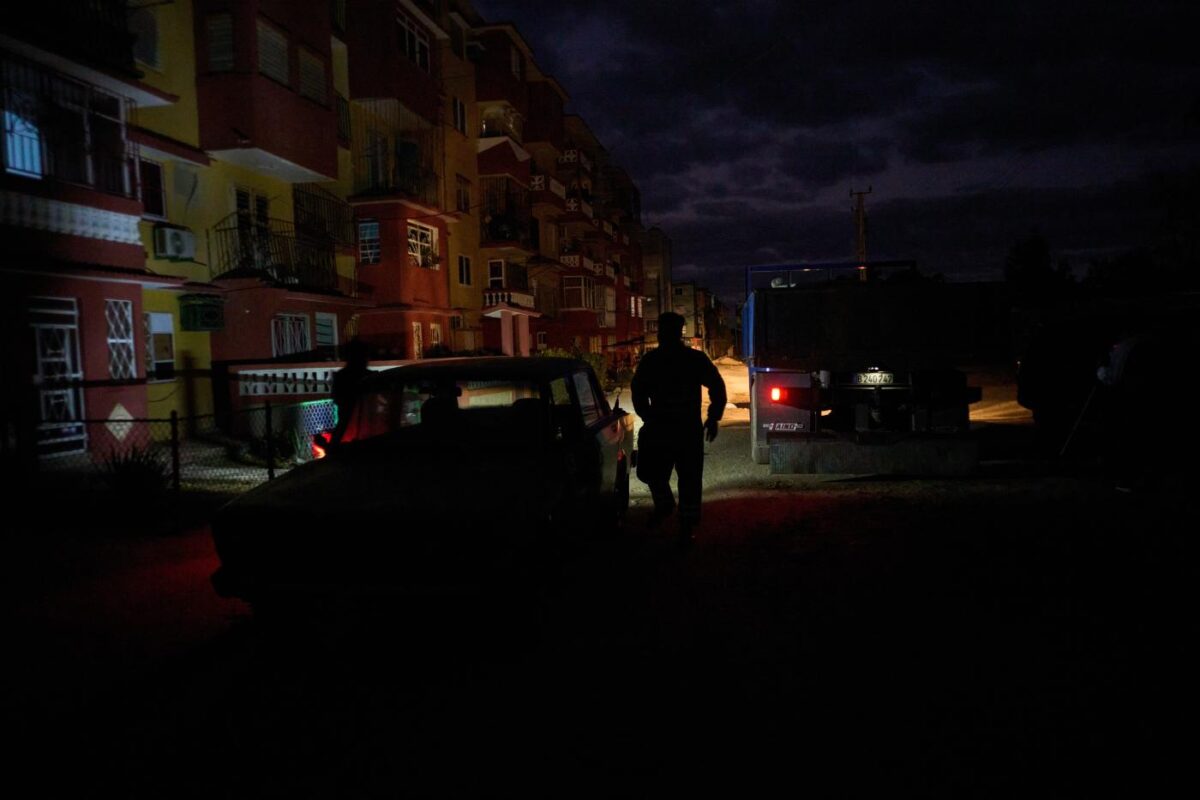 Cuba, fiera del sigaro annullata per la crisi energetica. Cosa succede e perché c’entra Trump