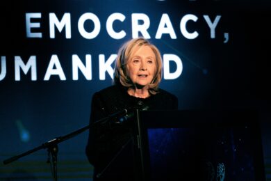 Epstein, Hillary Clinton: “Amministrazione Trump ha insabbiato documenti”