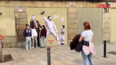Barcellona, il murales dedicato a Bad Bunny mentre tiene per mano Liam Conejo Ramos