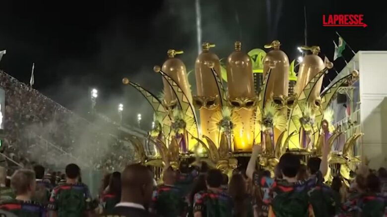 Carnevale a Rio, omaggio alla regina del rock brasiliano Rita Lee