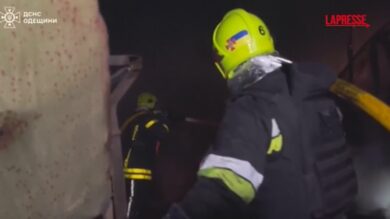 Ucraina, i Vigili del Fuoco combattono con le fiamme dopo l'attacco russo su Odessa