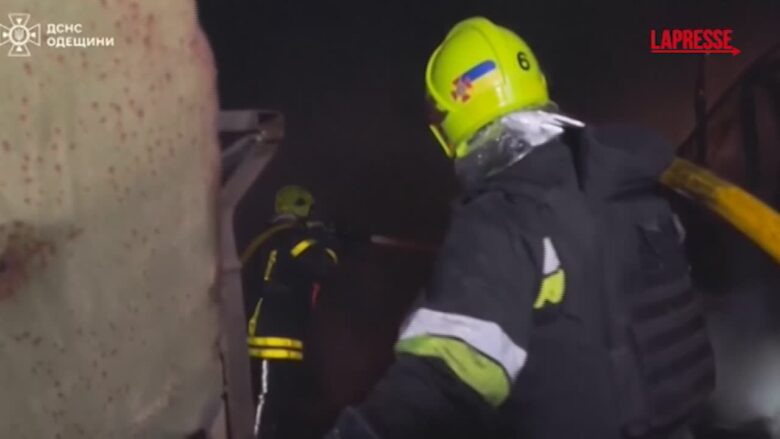 Ucraina, i Vigili del Fuoco combattono con le fiamme dopo l'attacco russo su Odessa