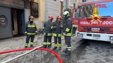 Napoli, incendio al Teatro Sannazaro: crollata la cupola dell'edificio