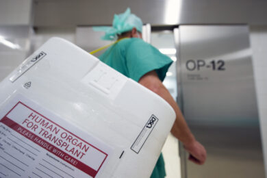 Cuore ‘bruciato’, i bimbi in lista d’attesa  mentre Napoli organizza l’Heart Team