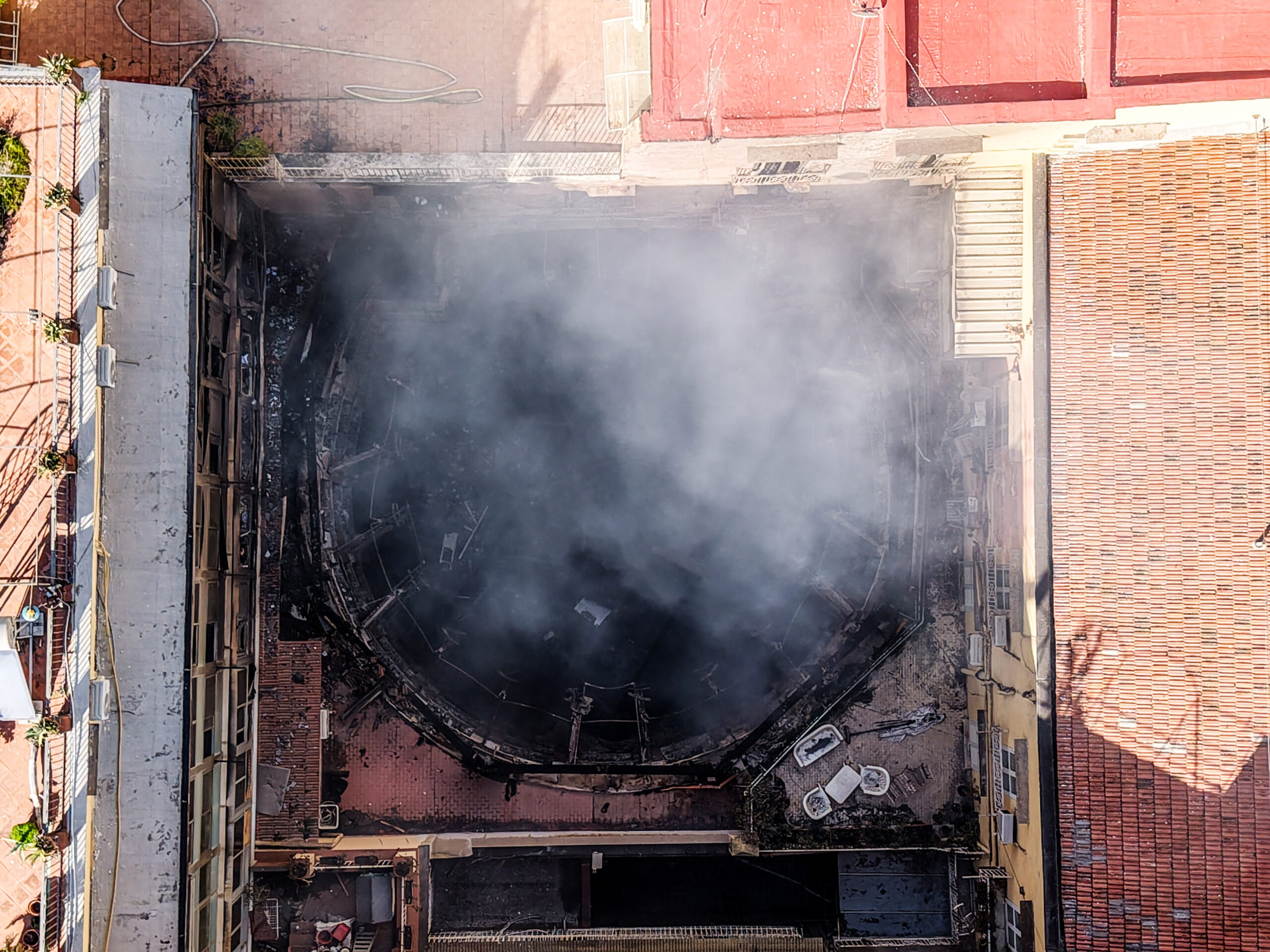 Napoli, incendio devasta il Teatro Sannazaro: 4 intossicati, due vigili del fuoco feriti. La proprietaria: “Torneremo più forti di prima” Napoli, incendio devasta il Teatro Sannazaro: 4 intossicati, due vigili del fuoco feriti. La proprietaria: “Torneremo più forti di prima”