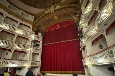 Teatro Sannazaro distrutto da un incendio a Napoli: la storia del centro di produzione teatrale