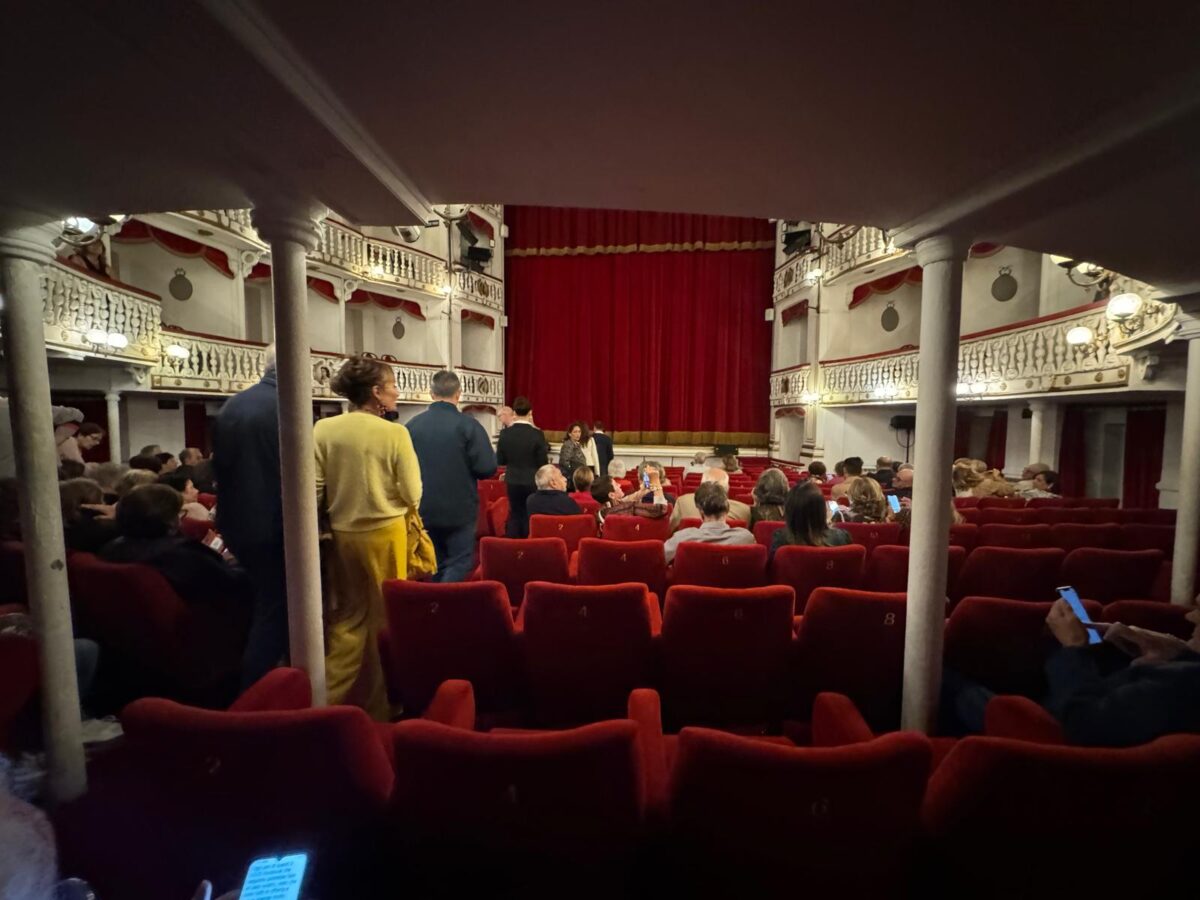 Teatro Sannazaro distrutto da un incendio a Napoli: la storia del centro di produzione teatrale