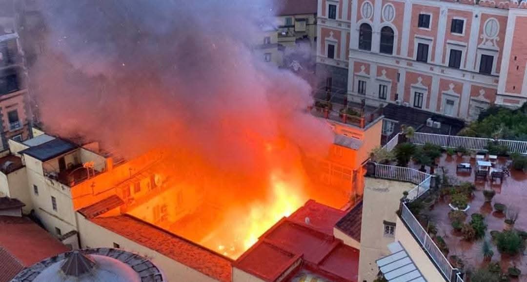 Galleria foto 'Il Teatro Sannazaro di Napoli prima e dopo l’incendio – Le foto' - foto 5