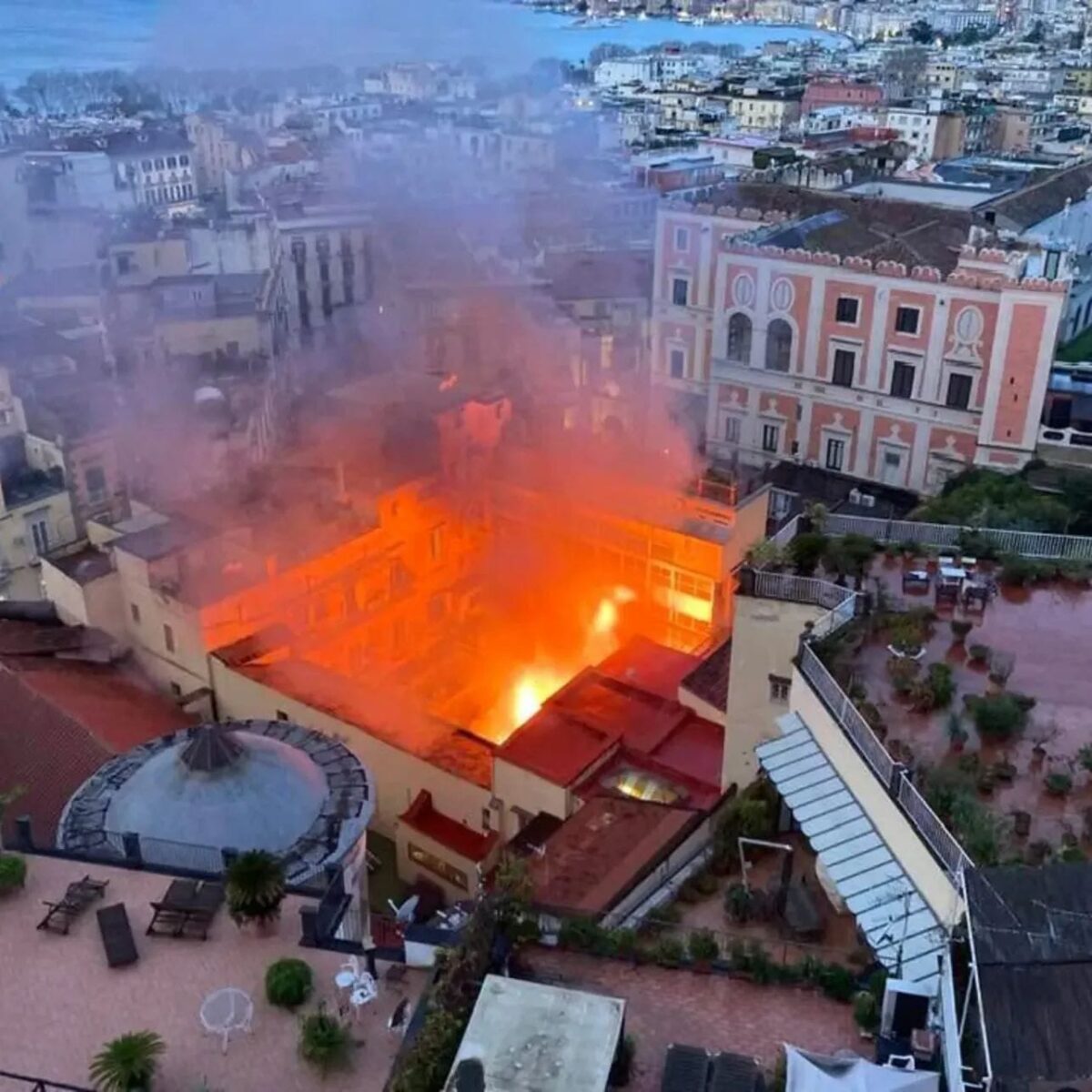 Galleria foto 'Il Teatro Sannazaro di Napoli prima e dopo l’incendio – Le foto' - foto 6