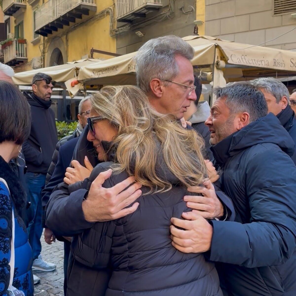 Napoli, incendio devasta il Teatro Sannazaro: 4 intossicati, due vigili del fuoco feriti. La proprietaria: “Torneremo più forti di prima” Napoli, incendio devasta il Teatro Sannazaro: 4 intossicati, due vigili del fuoco feriti. La proprietaria: “Torneremo più forti di prima”