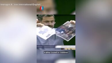 Iran, deputato Teheran strappa una foto dei leader europei: c'è anche Mattarella