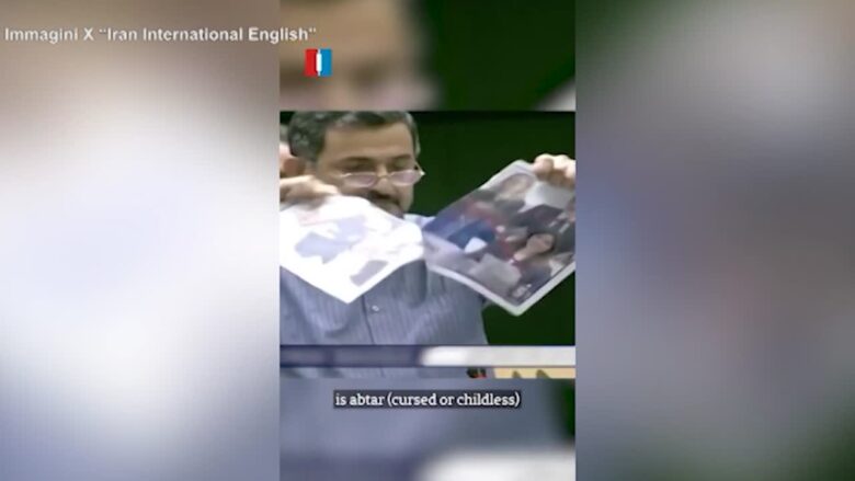 Iran, deputato Teheran strappa una foto dei leader europei: c'è anche Mattarella