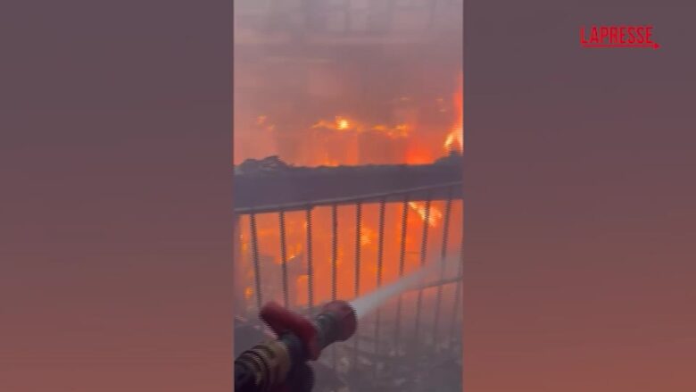 Teatro Sannazaro, un vigile del fuoco al lavoro tra le fiamme del rogo