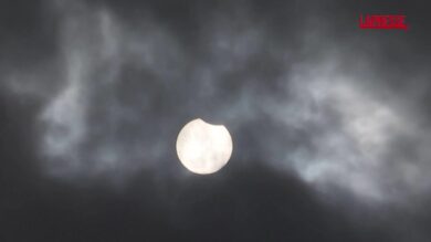 Sudafrica, l'eclissi solare parziale osservata a Johannesburg