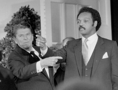 Il presidente Ronald Reagan, a sinistra, e il candidato democratico alla presidenza Jesse Jackson, a destra, gesticolano il 4 gennaio 1984, dopo una cerimonia nella Rose Garden della Casa Bianca in onore del tenente di marina Robert O. Goodman. (AP Photo/Ira Schwarz, File)