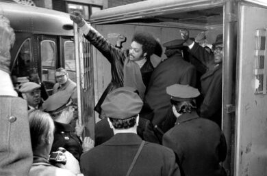 Jesse Jackson dopo l'arresto avvenuto durante un sit-in presso gli uffici della Atlantic and Pacific Tea Co. a New York, il 2 febbraio 1971. (AP Photo/Marty Lederhandler, archivio)