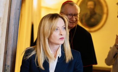 Migranti, Meloni attacca: “Le toghe politicizzate ostacolano l’azione del governo, non arretriamo”