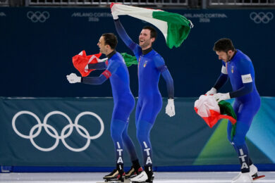 Olimpiadi 2026, pattinaggio di velocità: Italia d’oro nella staffetta maschile