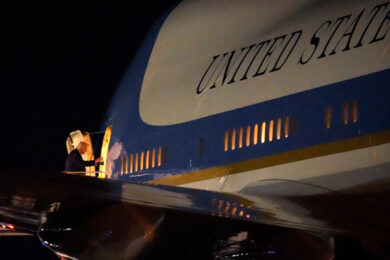 L’Air Force One cambia livrea, ridipinto con i colori preferiti di Trump: ecco quali sono