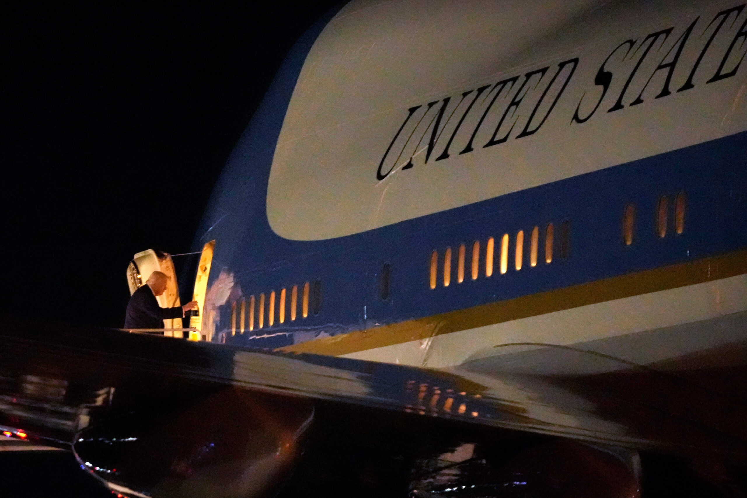 L’Air Force One cambia livrea, ridipinto con i colori preferiti di Trump: ecco quali sono
