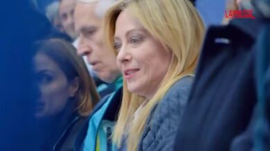 Milano Cortina, Meloni in piedi applaude le azzurre dello short track