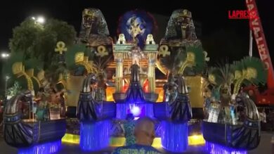 Rio de Janeiro, scuole di samba sfilano nell'ultima notte di Carnevale