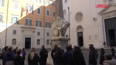 Danneggiato l’Elefantino del Bernini a Roma: le immagini della zanna spezzata