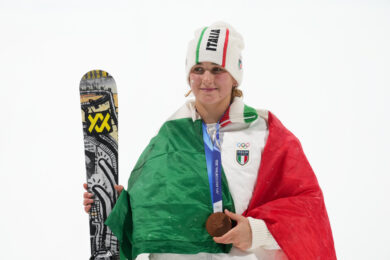 Flora Tabanelli, avvolta nel Tricolore, con il bronzo al collo dopo il terzo posto nel freestyle big air alle Olimpiadi di Milano Cortina. (AP Photo/Lindsey Wasson)