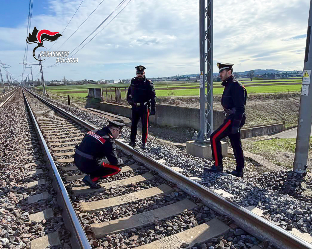 Sabotaggi ai treni, nel Bolognese arrestato 20enne mentre metteva pietre su rotaie