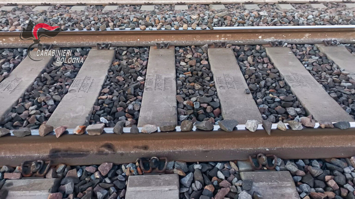 Sabotaggi ai treni, nel Bolognese arrestato 20enne mentre metteva pietre su rotaie