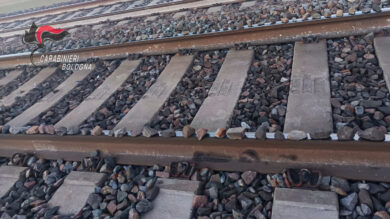 Sabotaggi ai treni, nel Bolognese arrestato 20enne mentre metteva pietre su rotaie