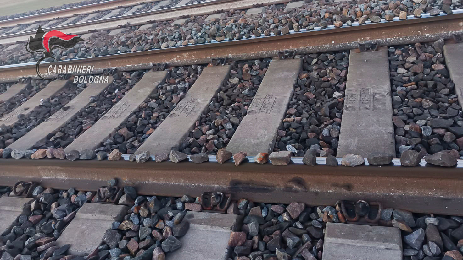 Sabotaggi ai treni, nel Bolognese arrestato 20enne mentre metteva pietre su rotaie