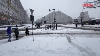 Romania, treni cancellati e aerei dirottati per forti nevicate