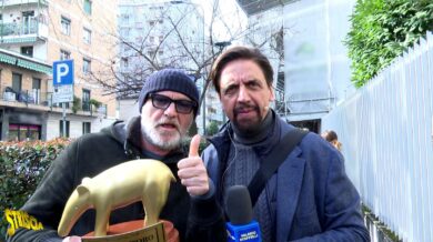 Sanremo 2026, Pucci riceve il Tapiro e punzecchia Fiorello