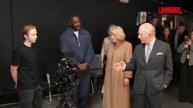 Londra, Re Carlo e la regina Camilla con l'attore Idris Elba visitano un college