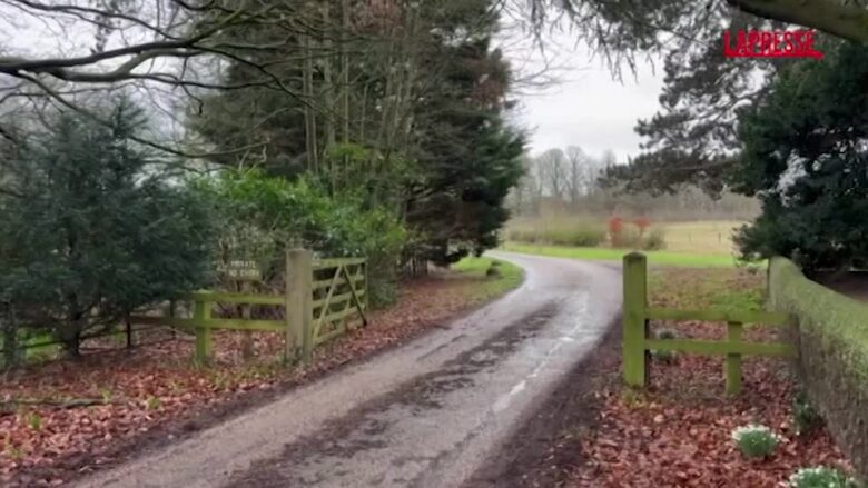 Arrestato l’ex principe Andrea, i giornalisti fuori dalla tenuta di Sandringham