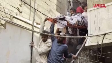 Pakistan, fuga di gas fa saltare in aria un condominio: 16 morti