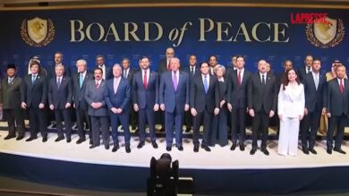 Board Of Peace, Trump entra nella sala sulle note della cover di Gloria di Tozzi