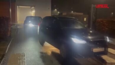 Regno Unito, l'ex principe Andrea lascia la stazione di polizia nel Norfolk