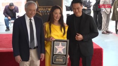 Michelle Yeoh, l'attrice Premio Oscar svela la sua stella sulla Hollywood Walk of Fame
