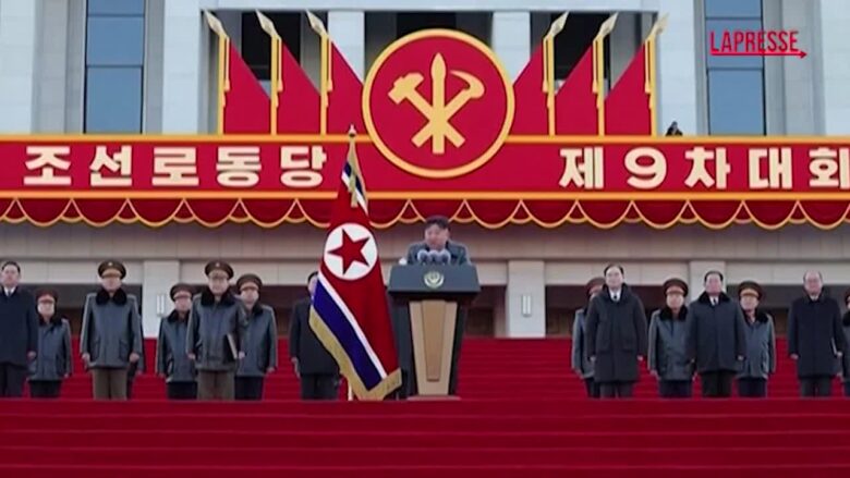 Corea del Nord, Kim Jong Un guida un’imponente esibizione di lanciarazzi