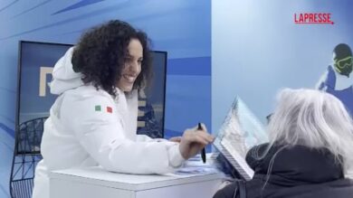 Olimpiadi 2026, Brignone firma autografi al Fan Village a Milano