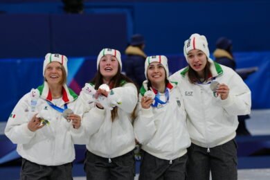 La squadra italiana nella staffetta 3000 m short track, medaglie d'argento Arianna Fontana, Elisa Confortola, Arianna Sighel e Chiara Betti dopo la finale della staffetta 3000 m femminile alle Olimpiadi invernali del 2026 (Foto Claudio Furlan/LaPresse)