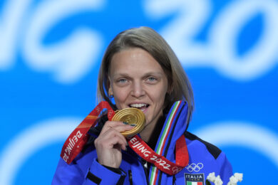 La medaglia d'oro Arianna Fontana dell'Italia festeggia durante la cerimonia di premiazione dei 500 metri femminili di pattinaggio di velocità su pista corta alle Olimpiadi invernali del 2022, martedì 8 febbraio 2022, a Pechino. (AP Photo/Natacha Pisarenko)