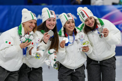 Medaglia d'argento per la squadra italiana composta da Arianna Fontana, Elisa Confortola, Arianna Sighel e Chiara Betti nella staffetta 3000 m femminile di pattinaggio di velocità su pista corta alle Olimpiadi invernali Milano Cortina 2026, a Milano (Italia), il 18 febbraio 2026 (Foto Claudio Furlan/LaPresse)