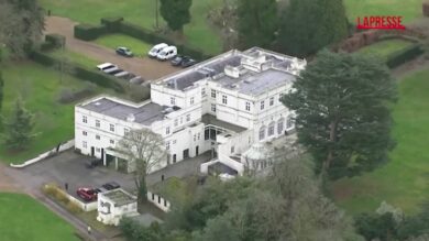 Caso Epstein, le perquisizioni della polizia nella residenza dell’ex principe Andrea