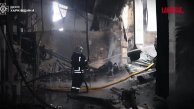 Ucraina, attacchi russi su Kharkiv: scoppia un gigantesco incendio in un magazzino
