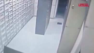 Milano, tenta di svaligiare una banca introducendosi nel caveau: le immagini