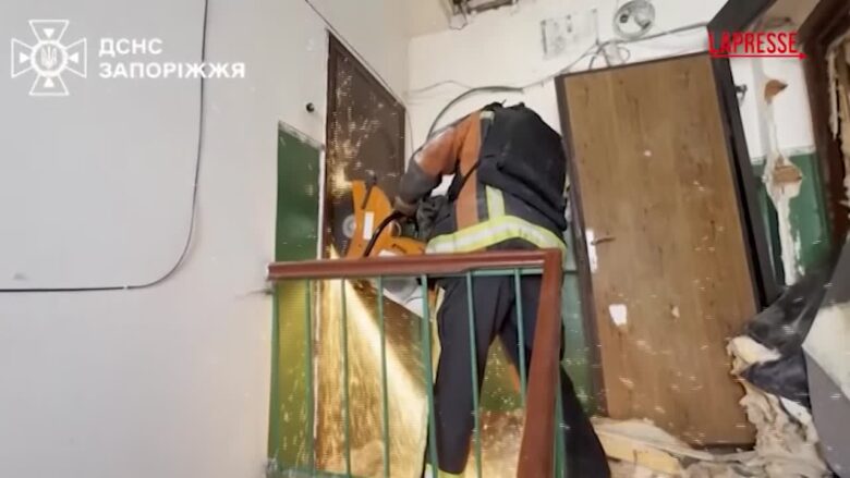 Ucraina, dentro l'edificio danneggiato dopo l'attacco russo su Zaporizhzhia: almeno 3 i feriti